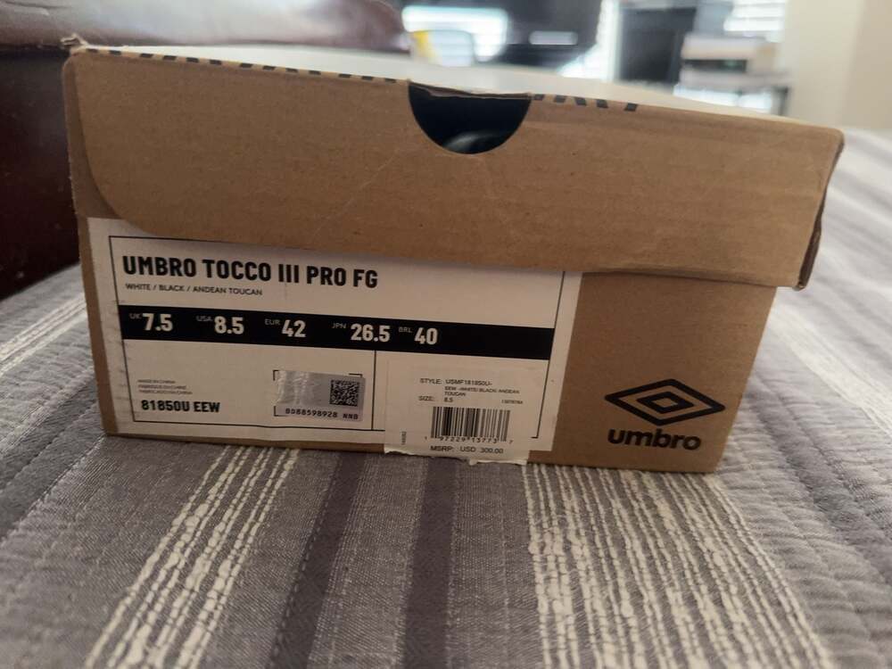 Umbro Tocco III Pro FG Soccer Cleats White/Black/Andean Toucan Size 8.5